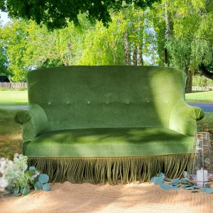 Banquette crapaud vert émeraude en velours pour une décoration de mariage chic et bohème