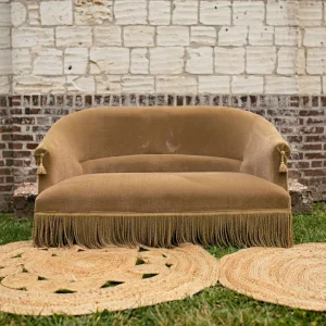 Banquette crapaud jaune doré en velours pour une ambiance bohème et chic de mariage