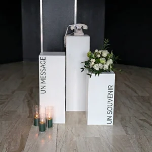 Colonne en bois blanche, idéale pour sublimer la décoration d’un mariage ou d’un événement