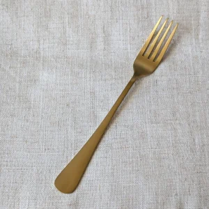 Fourchette dorée mat décoration table mariage chic minimaliste élégant