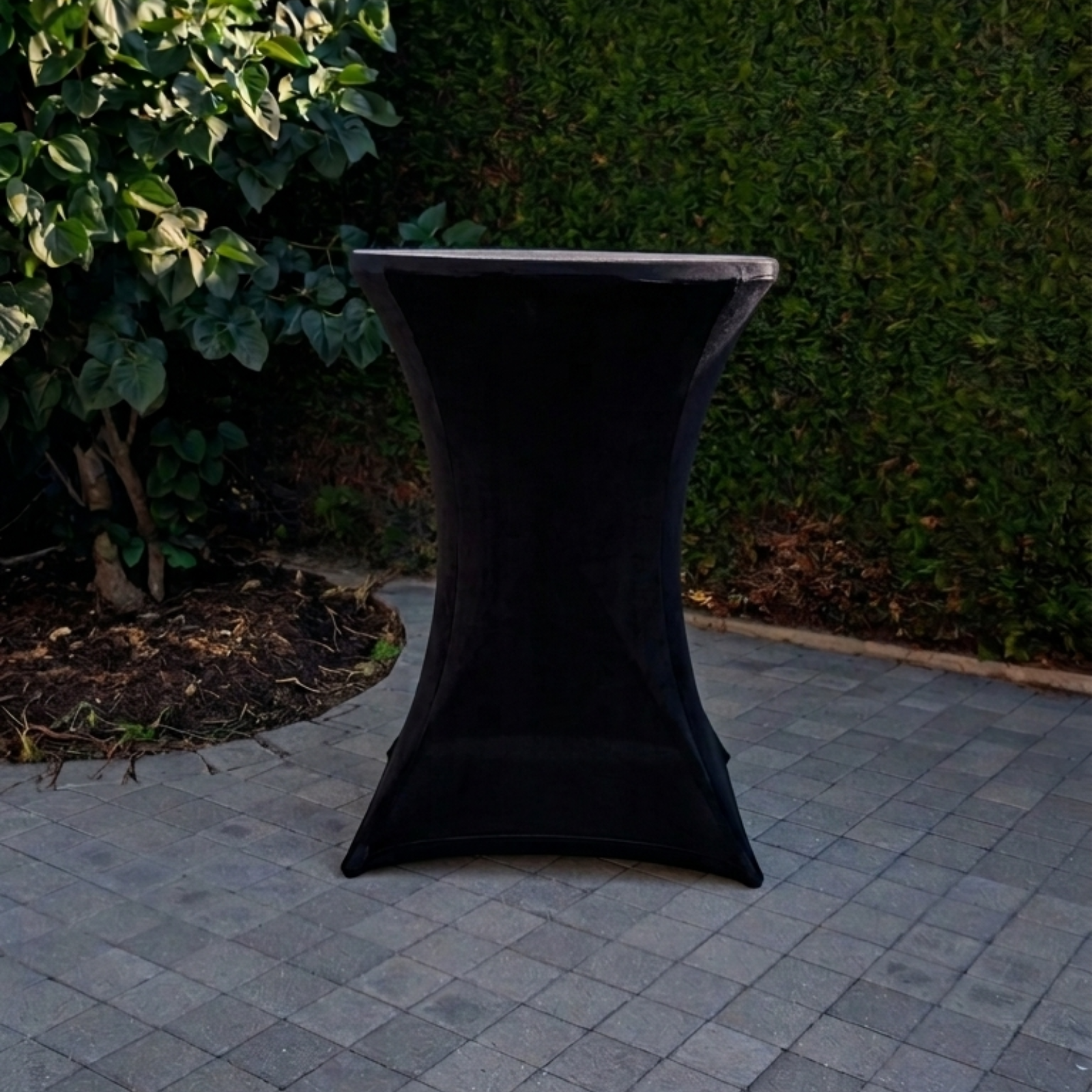Housse mange debout noire en location pour mariage, cocktail et réception événementielle.